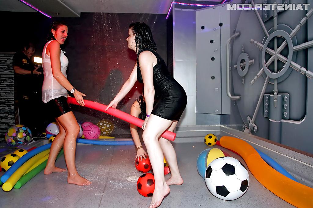 16P Fuckable chicks have some wet and hardcore fun at the wild club party