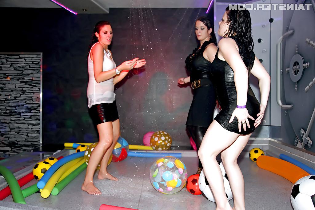 16P Fuckable chicks have some wet and hardcore fun at the wild club party