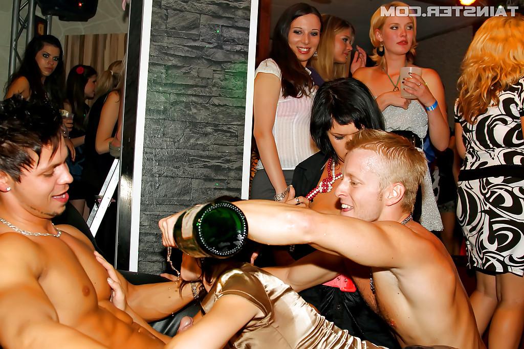 16P Anzügliche Mädels toben sich auf der Nachtclub-Party aus und machen sich schmutzig