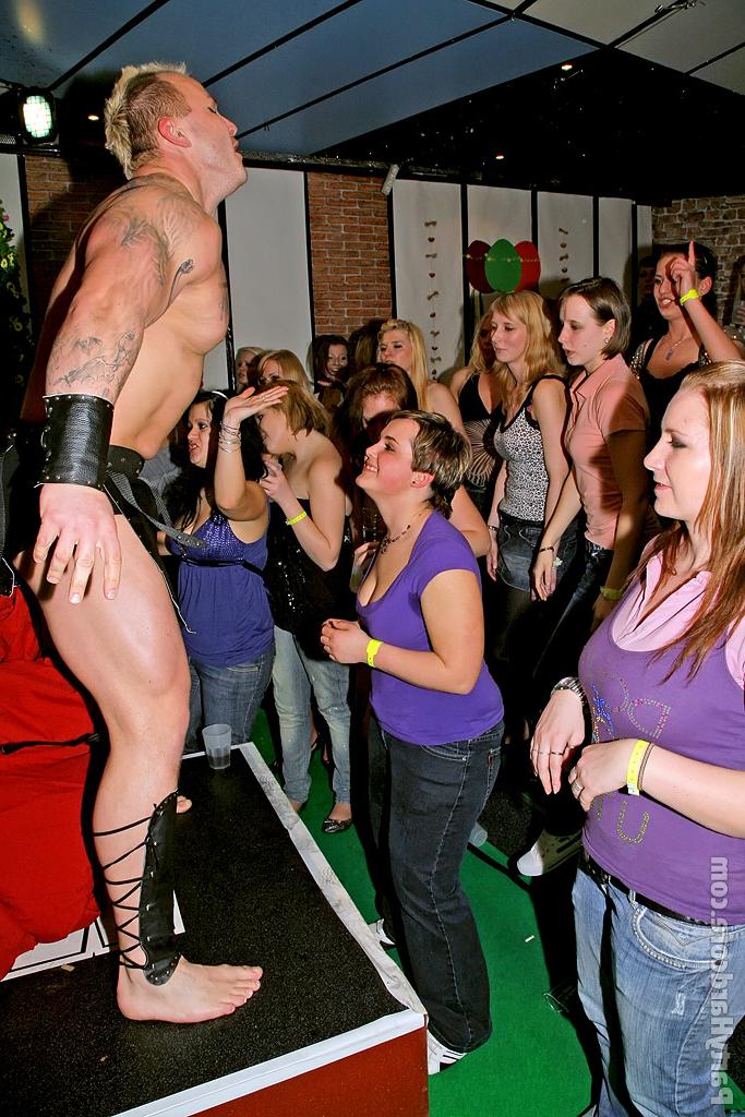16P Cock hungry amateurs give blowjobs to well-hung male strippers