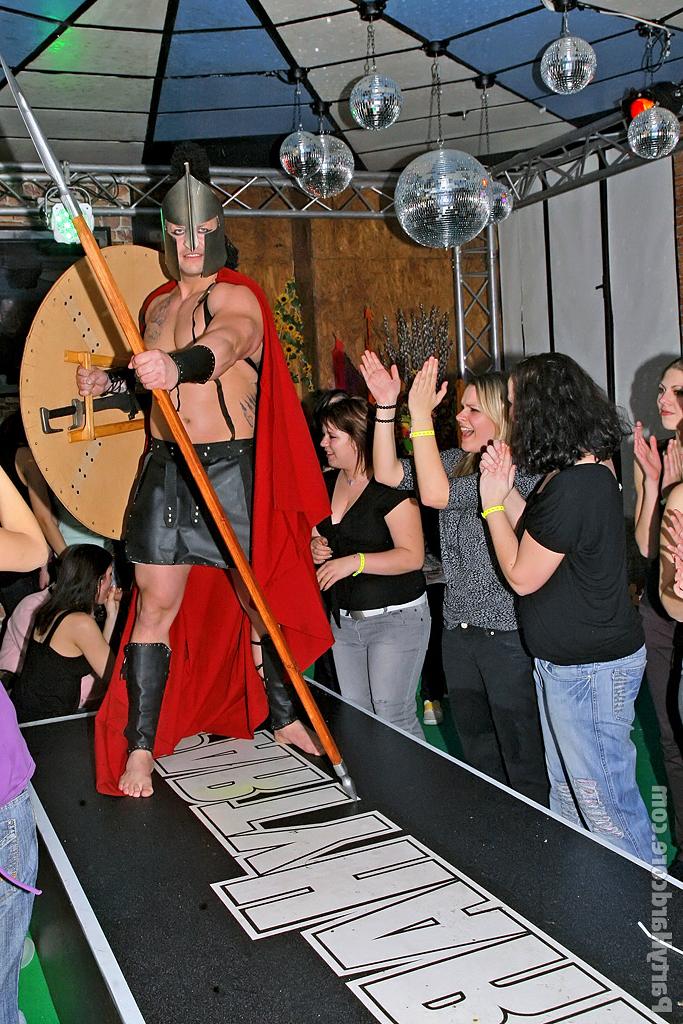 16P Cock hungry amateurs give blowjobs to well-hung male strippers