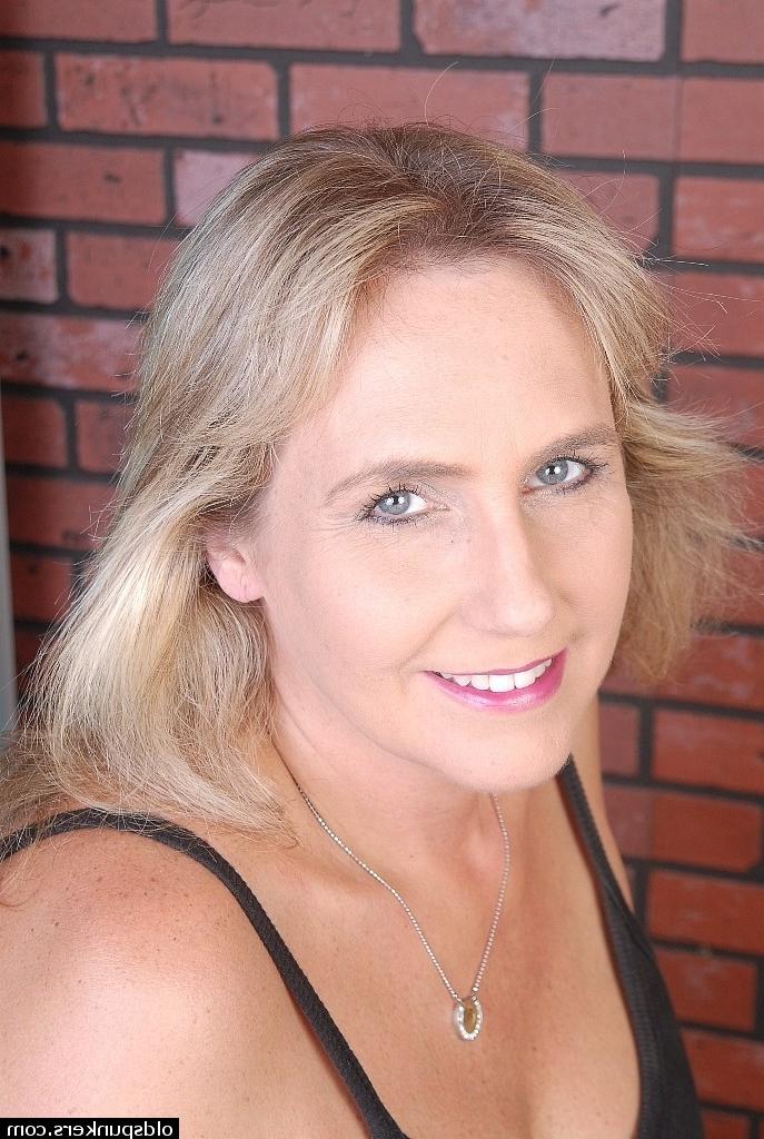 16P Blonde mature chick Wanda posing topless after removing sports bra
