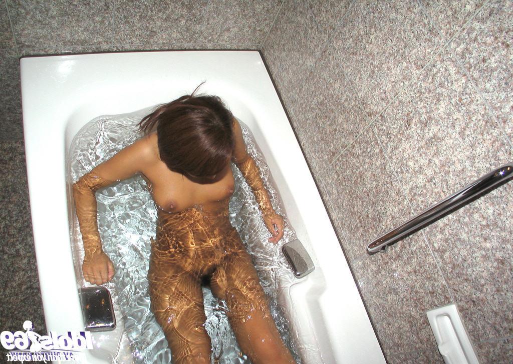 16P Attractive asian slut takes bath and gets fucked hardcore