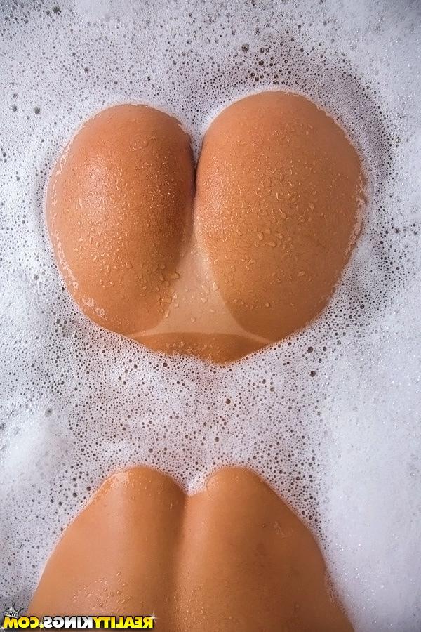 16P Slippy teenage girl Alyssa Reece stripping down and taking bath