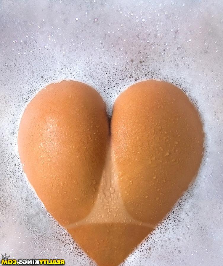 16P Slippy teenage girl Alyssa Reece stripping down and taking bath
