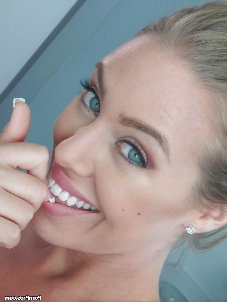 16P Big tits girlfriend Nicole Aniston does some self shots naked