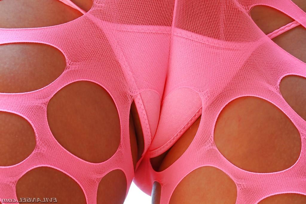 16P Bootylicious Latina Babe mit großen Titten Jynx Maze schlüpft aus ihren Kleidern