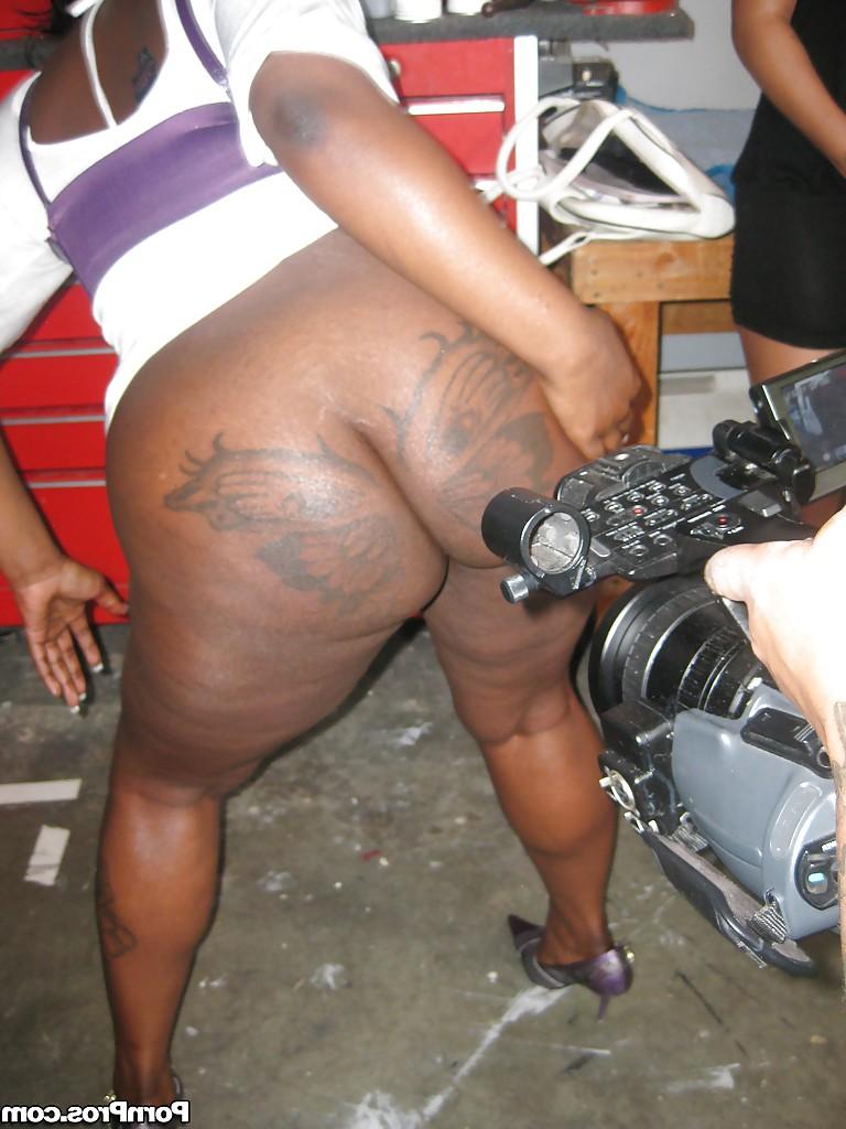 16P Black MILF babe in sexy bikini Joei Deluxxx shows her hot body