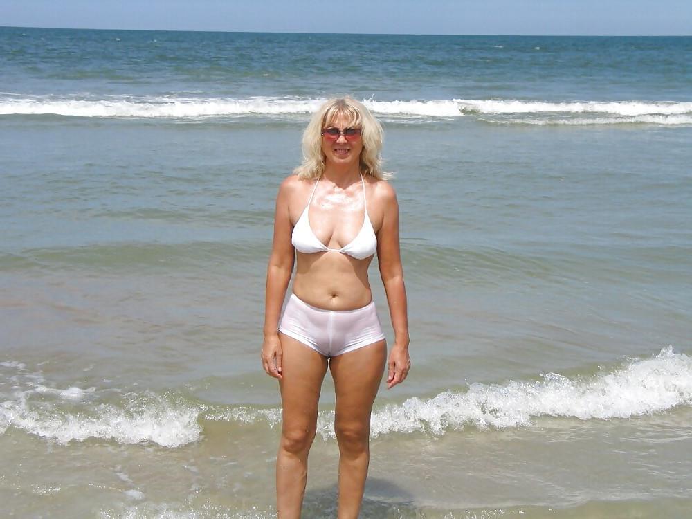 7P Exhibitionistic slut with a big cunt