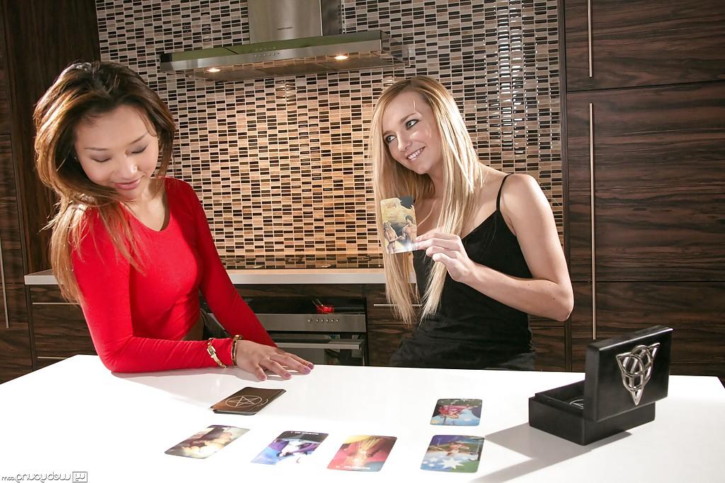 16P Young amateurs Alina Li and Carmen Callaway share close up tongue kiss