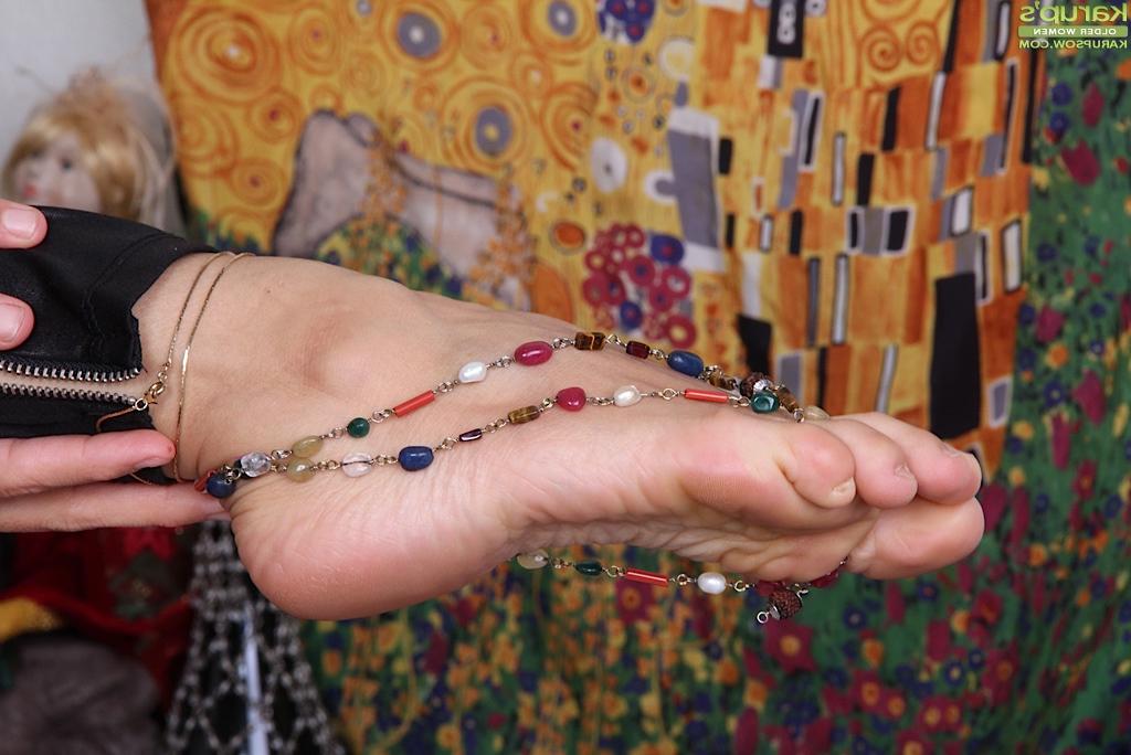 16P Foot fetish mature Cielo showing of her beautiful feet and spreading