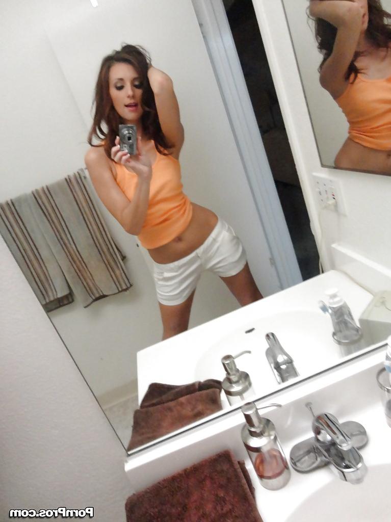 16P Amateur babe with tiny tits Katie Jordin posing and picturing herself