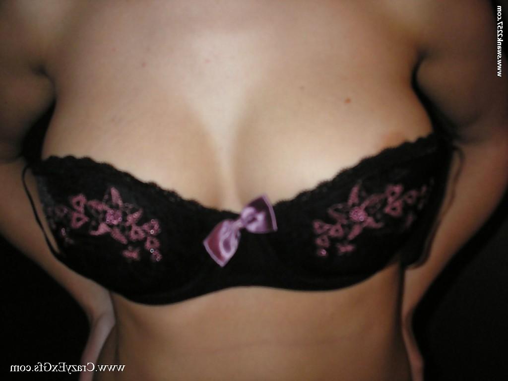 16P Nasty girlfriend babe Peach undressing her cute sexy body