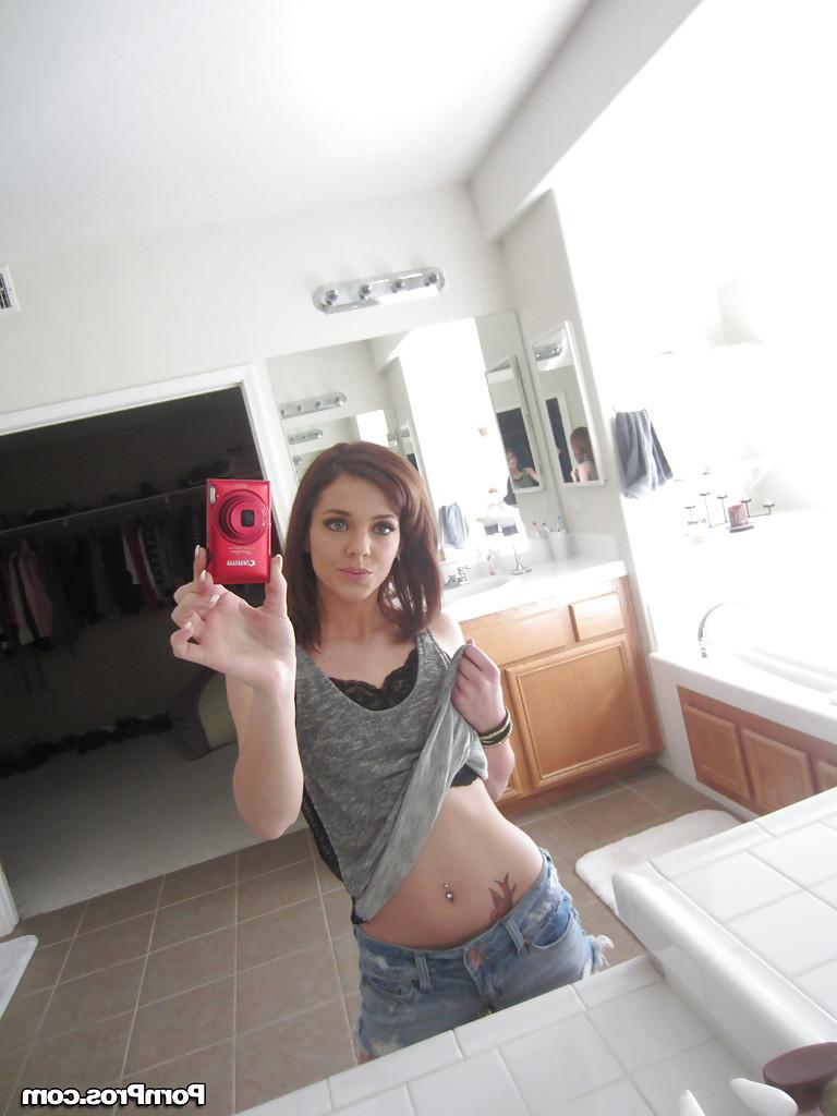 16P Girlfriend babe Kiera taking selfies and showing her tits and pussy