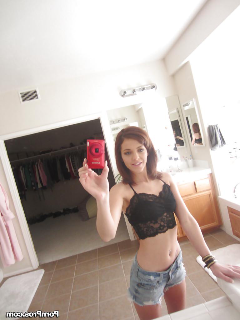 16P Girlfriend babe Kiera taking selfies and showing her tits and pussy