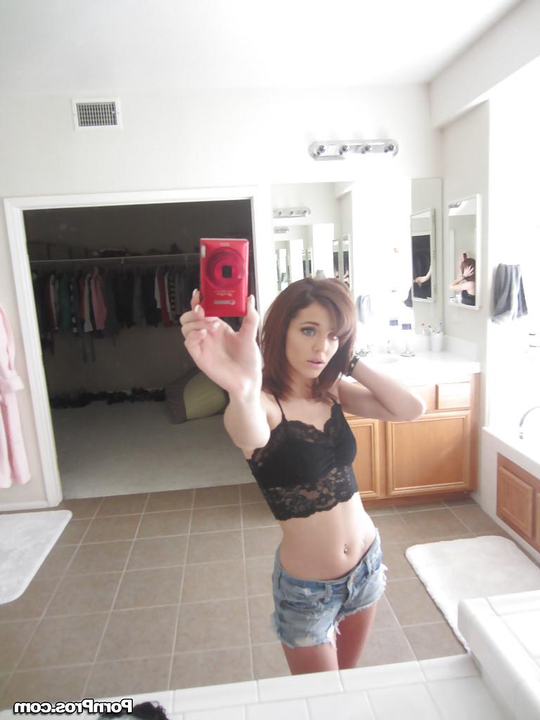 16P Girlfriend babe Kiera taking selfies and showing her tits and pussy