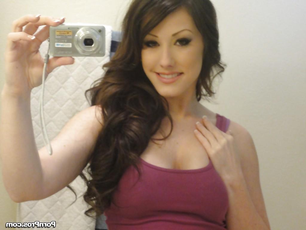 16P Foxy babe Jennifer White stripping and posing naked in the bathroom