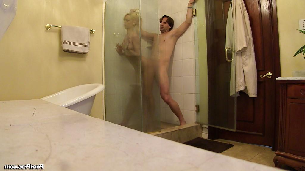 16P Blonde girlfriend Erica Fontes getting hardcore fucked in the bath
