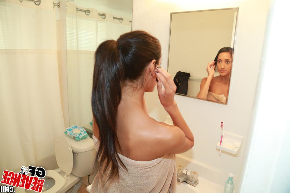 16P Sexy tanned girlfriend Chloe Amour is taking bath and playing