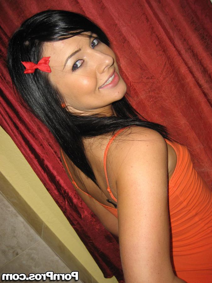 16P Amateur girlfriend Ashli Orion shows her slender body and tiny tits
