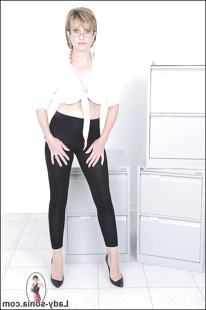 15P Mature Lady Sonia love to pose and play with her natural big tits