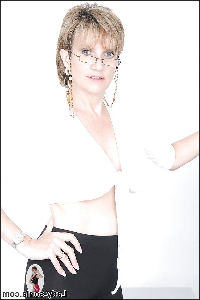 15P Mature Lady Sonia love to pose and play with her natural big tits