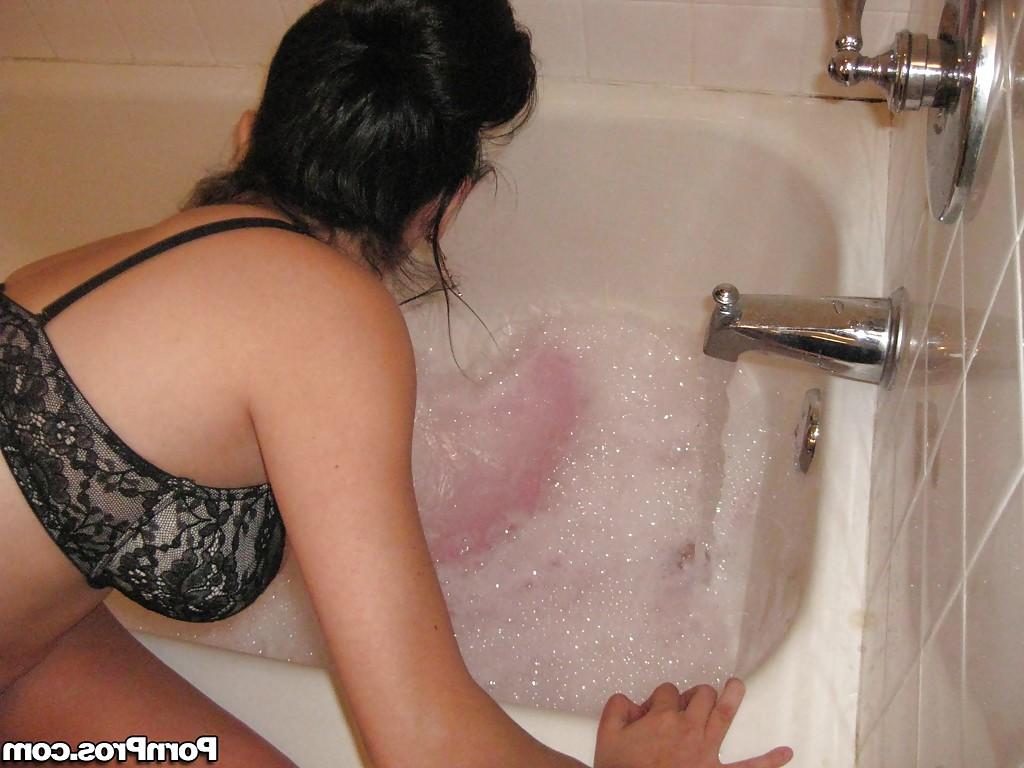 16P Latina ex-girlfriend Evie Delatosso showing off big natural tits in bathtub