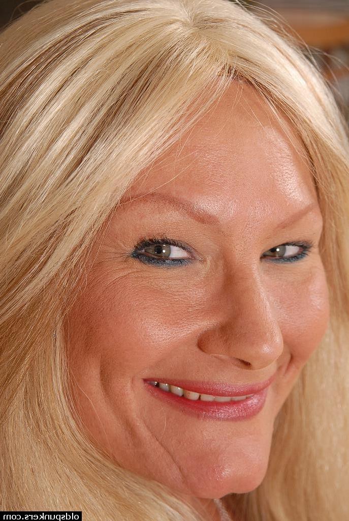 16P Granny blonde Roxy is demonstrating her naked pussy and boobies