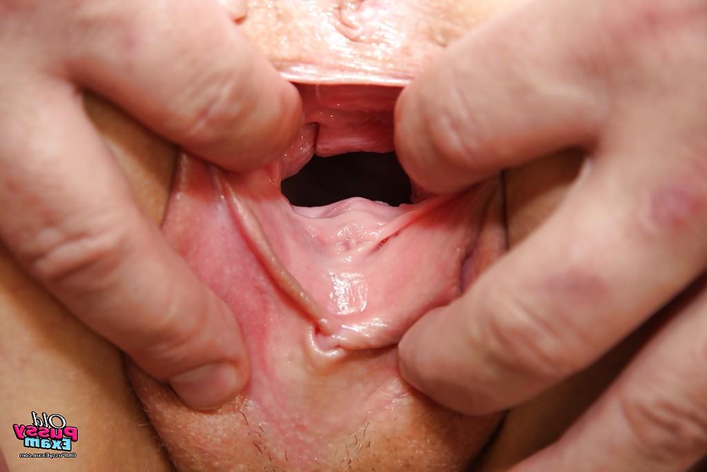 16P Pretty mature at the Gyno with shit shoved into her dripping cunt hole