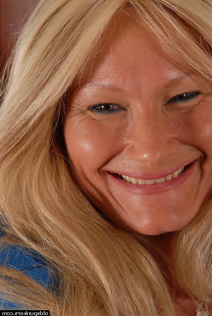 16P Big-tit granny Roxy shows her tanned boobs and nice fuckable booty