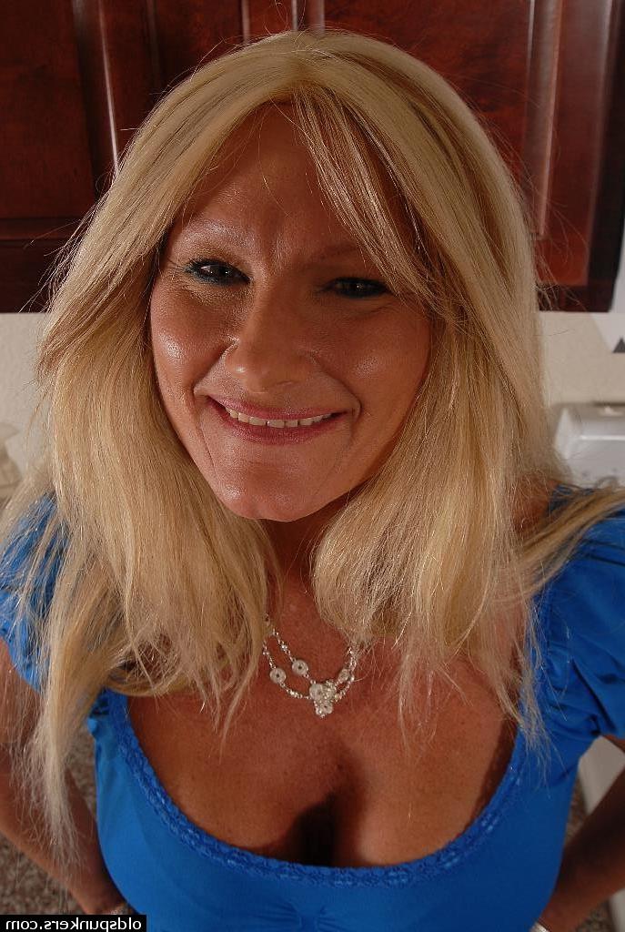 16P Big-tit granny Roxy shows her tanned boobs and nice fuckable booty