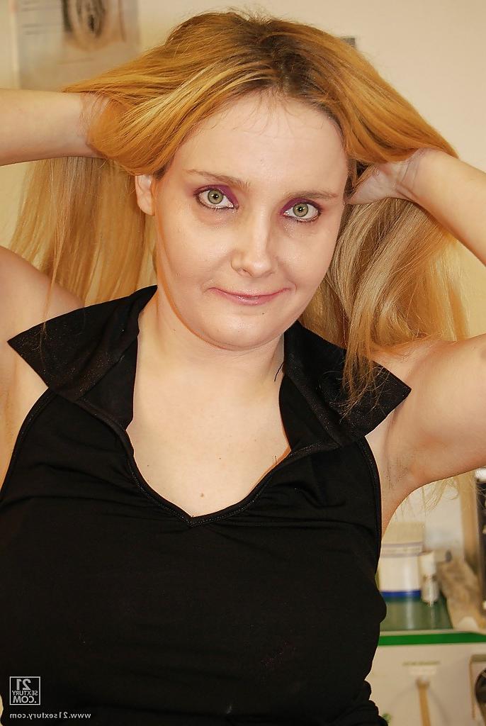 16P European MILF on high heels spreads her cunt at the gyno
