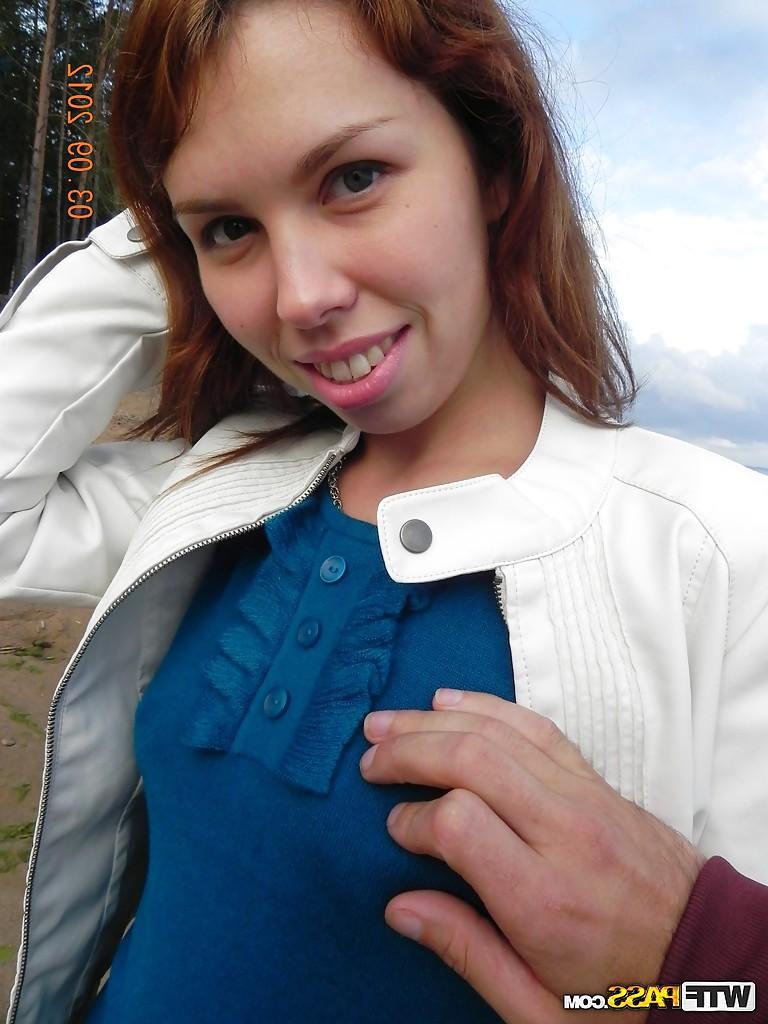 16P Brunette babe girlfriend giving a smooth outdoor blowjob