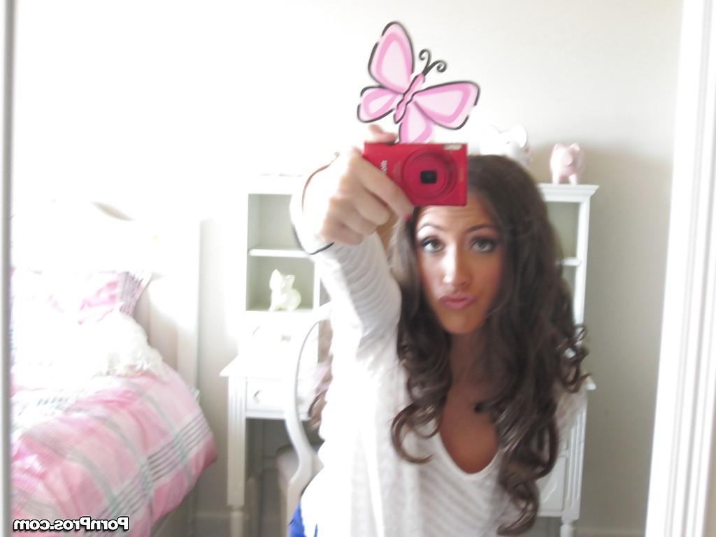 16P Hot girlfriend Lizz Tayler with big tits spreading her pussy