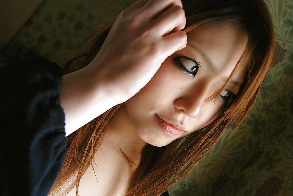 16P Asian hottie Minami Kubo strips down and exposes her hairy twat