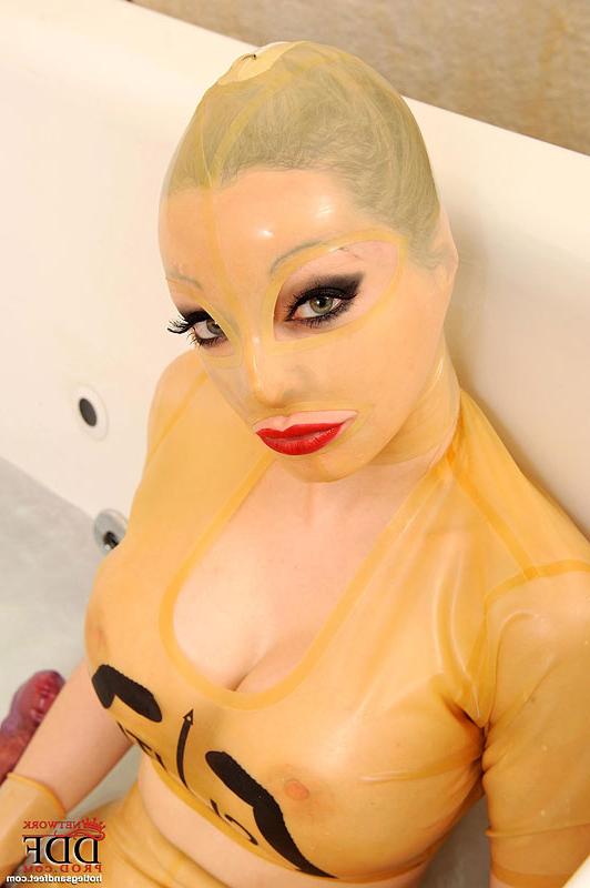 16P Kinky babes in latex outfits make some hot fetish action in the bath