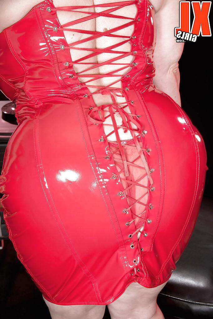 16P Gorgeous fatty Samantha 38G takes off her fancy red dress to reveal fat pussy