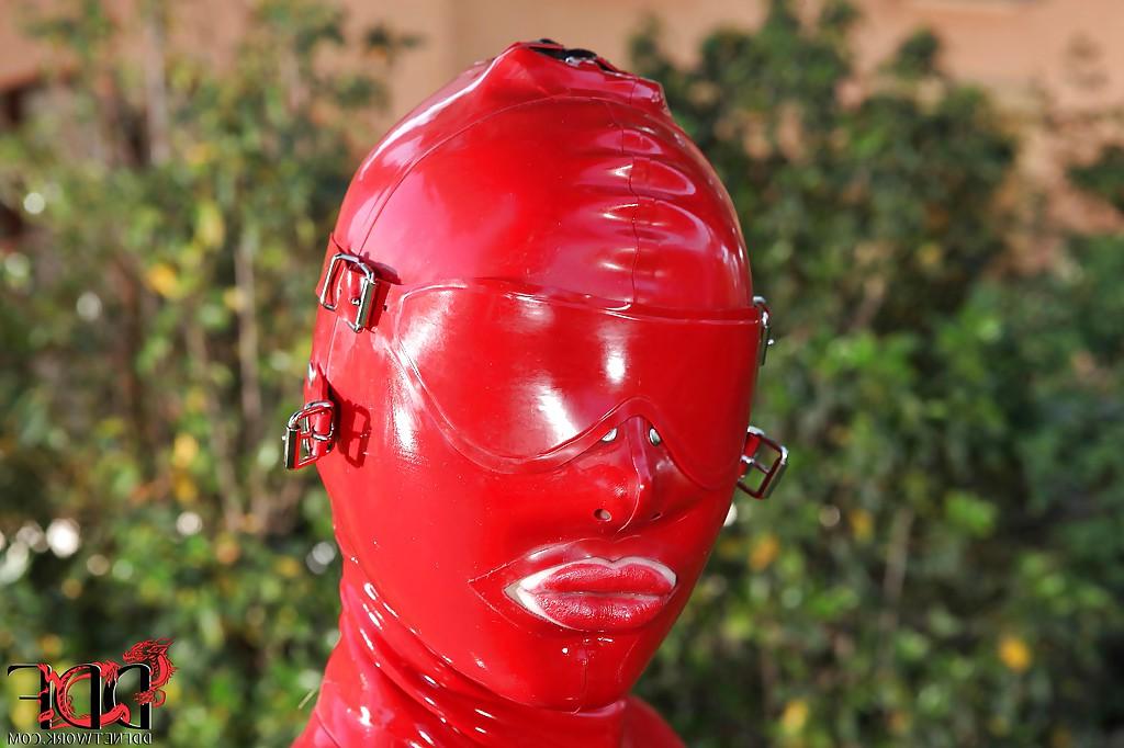 16P Voluptuous fetish vixen in latex suit revealing her juicy cunt outdoor