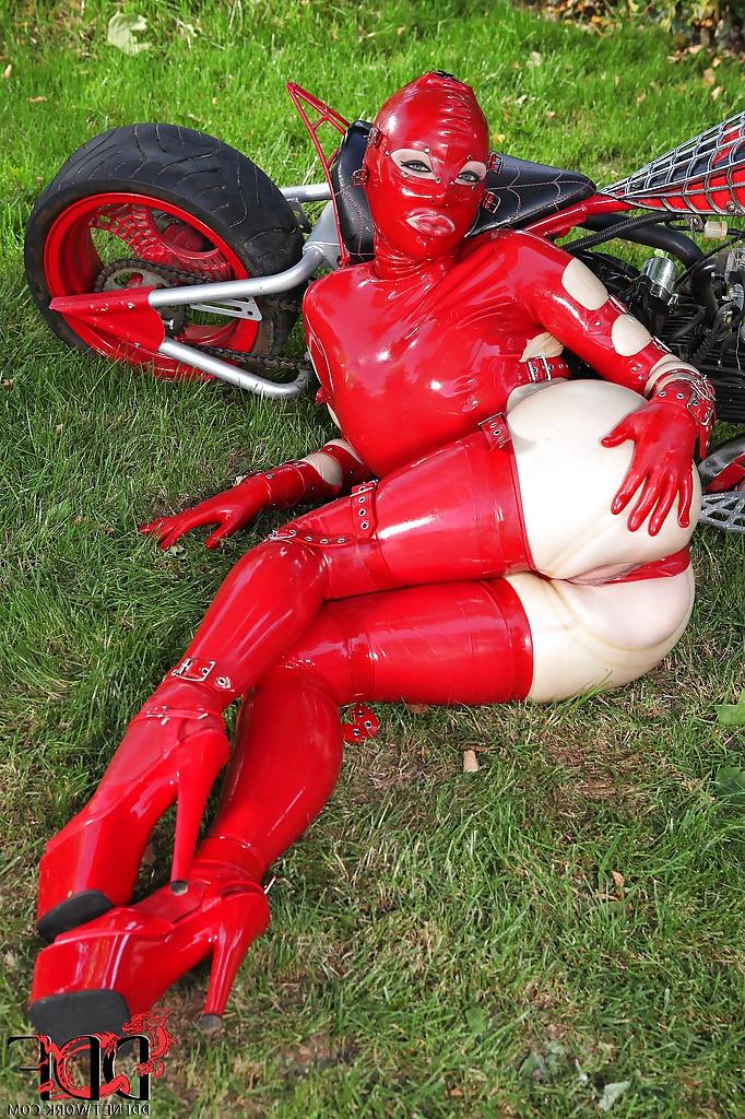 16P Voluptuous fetish vixen in latex suit revealing her juicy cunt outdoor