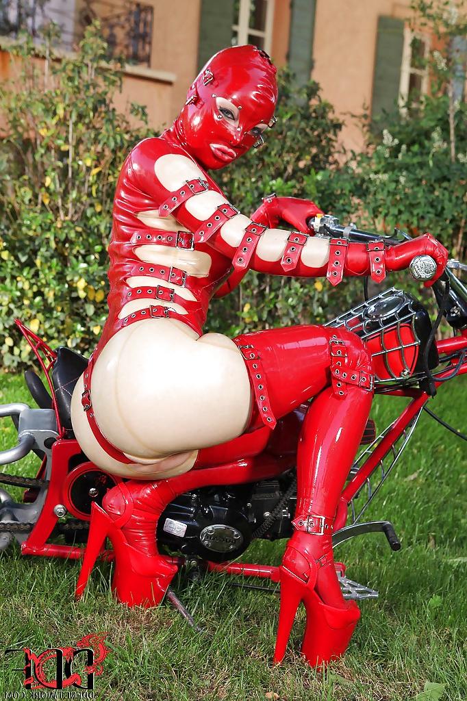 16P Voluptuous fetish vixen in latex suit revealing her juicy cunt outdoor