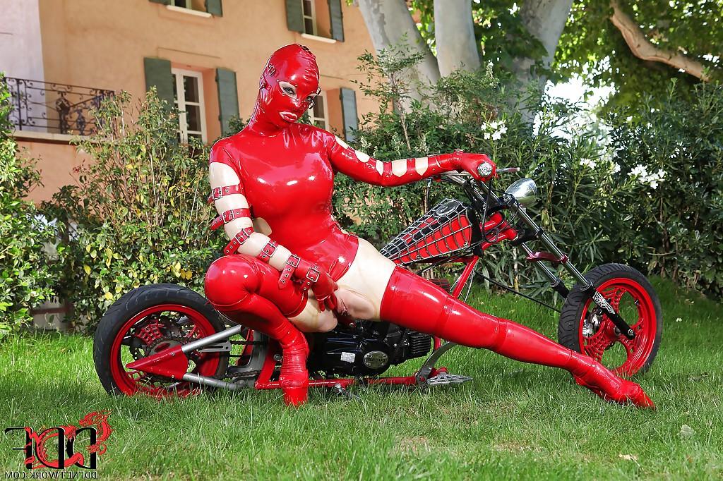 16P Voluptuous fetish vixen in latex suit revealing her juicy cunt outdoor