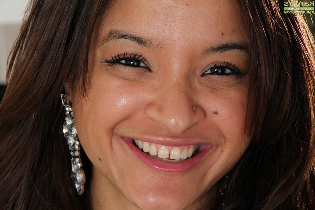 16P Stockings Latina model Viviann Wood is demonstrating her tattoos