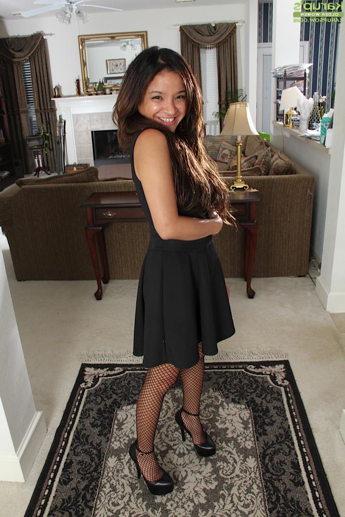 16P Stockings Latina model Viviann Wood is demonstrating her tattoos