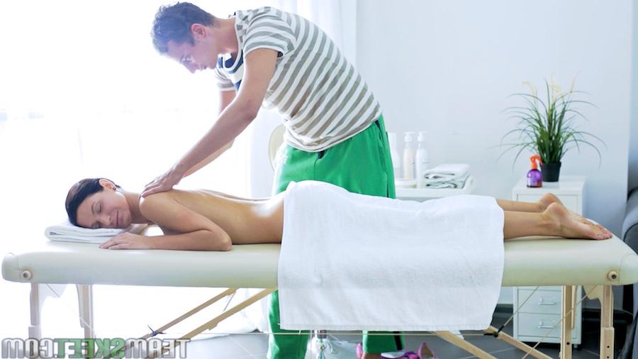 16P Dinara is enjoying an outstanding massage from a handsome masseur