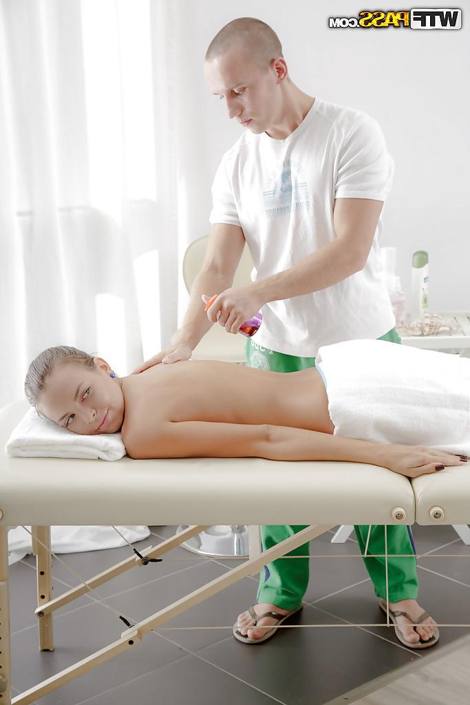 16P Hot masseur is doing an relaxing massage to an oiled beauty Carre