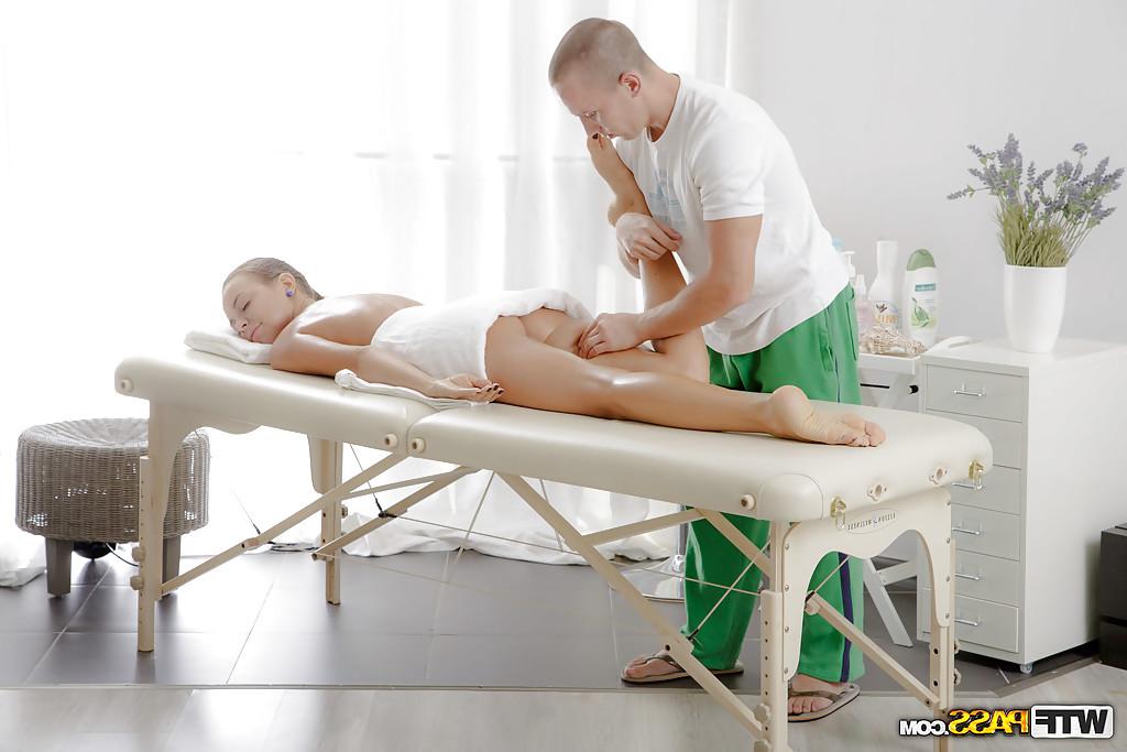 16P Hot masseur is doing an relaxing massage to an oiled beauty Carre