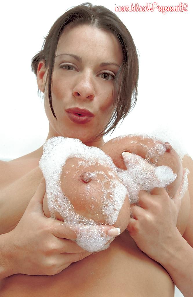 16P Buxom MILF solo girl Linsey Dawn McKenzie toying hairy cunt in bathtub