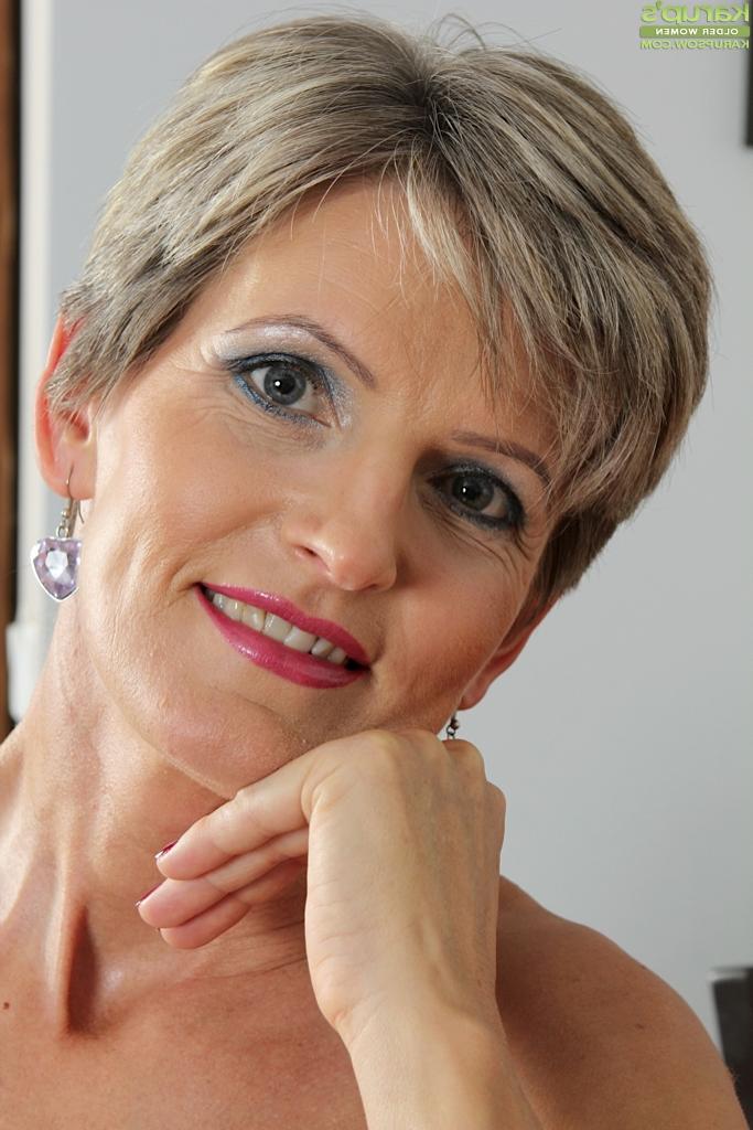 16P Encouraging Mature slut Melanie finds spare time for masturbation