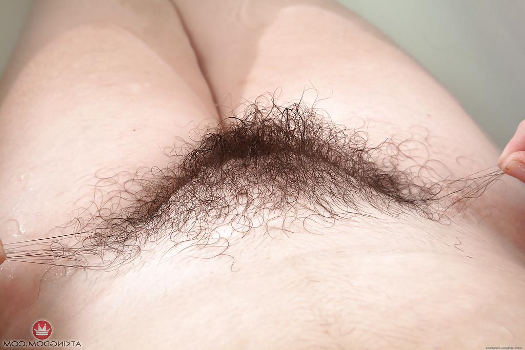 16P Mature solo model Francesca takes a bath and spreads hairy vagina