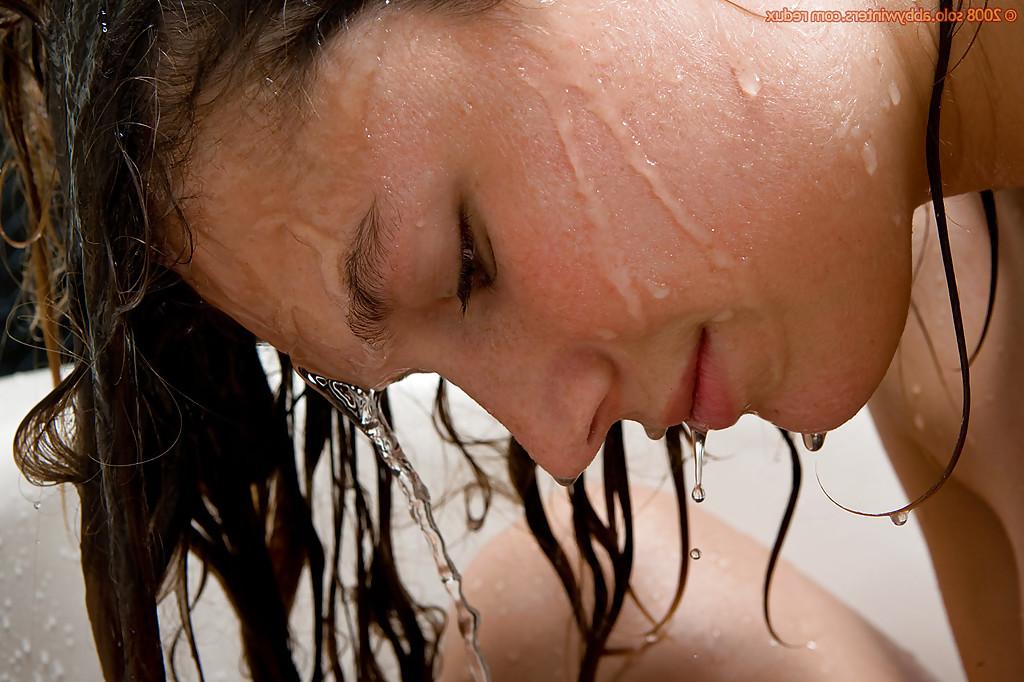 16P Amateur girl Violeta gets naked in bathtub and soaps up nice tits
